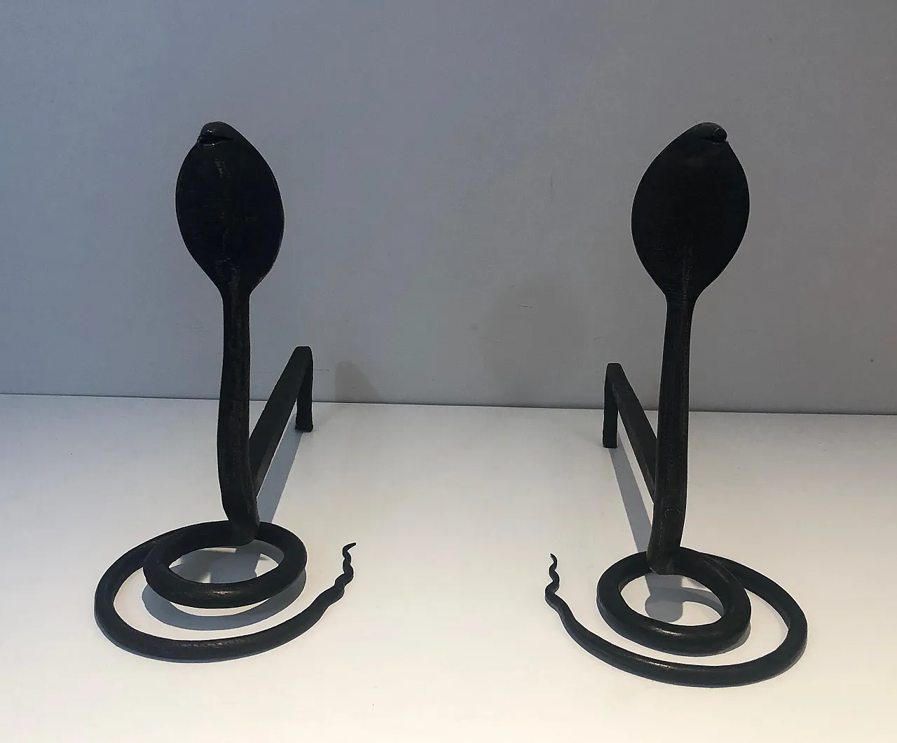 Coppia di androni in ferro battuto martellato con cobra, anni '50 2