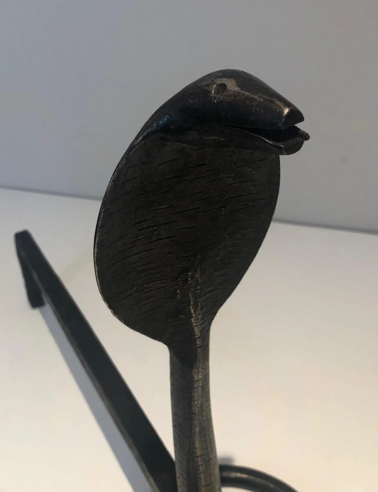 Coppia di androni in ferro battuto martellato con cobra, anni '50 3