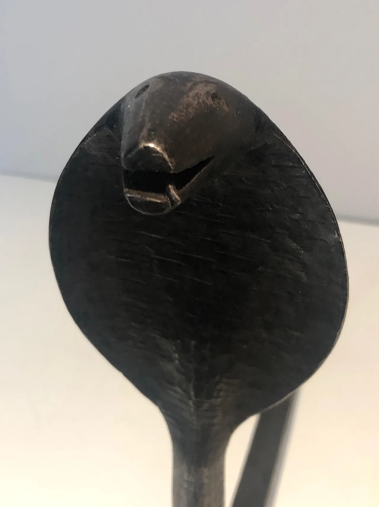 Coppia di androni in ferro battuto martellato con cobra, anni '50 4