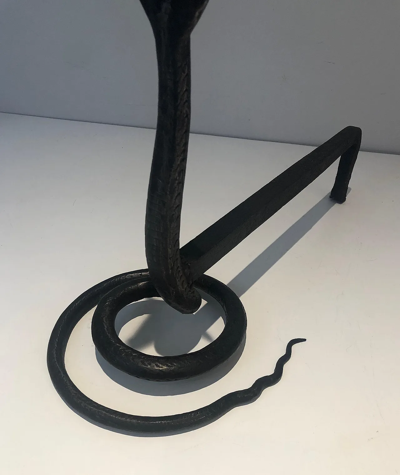 Coppia di androni in ferro battuto martellato con cobra, anni '50 6