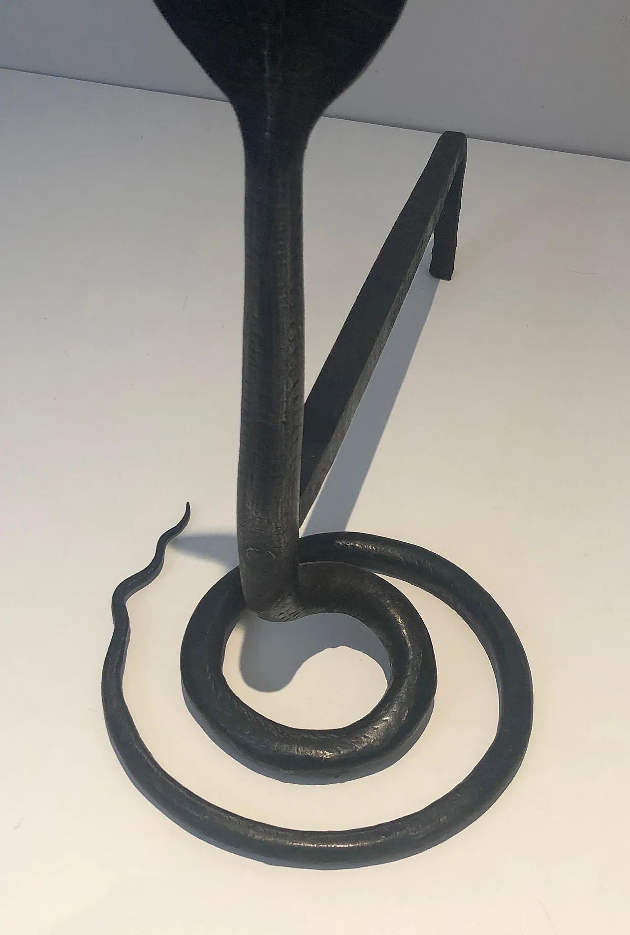 Coppia di androni in ferro battuto martellato con cobra, anni '50 7