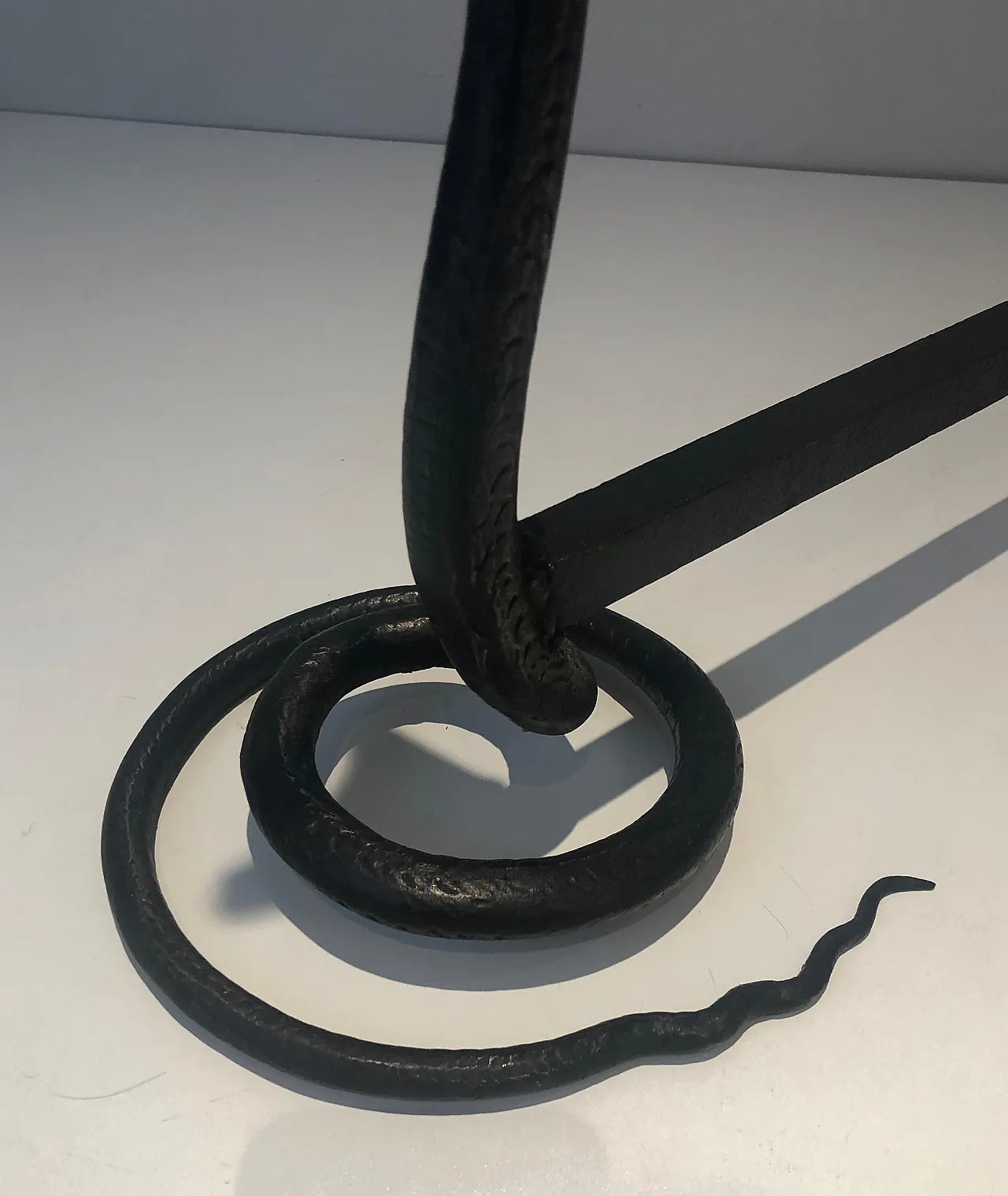 Coppia di androni in ferro battuto martellato con cobra, anni '50 9