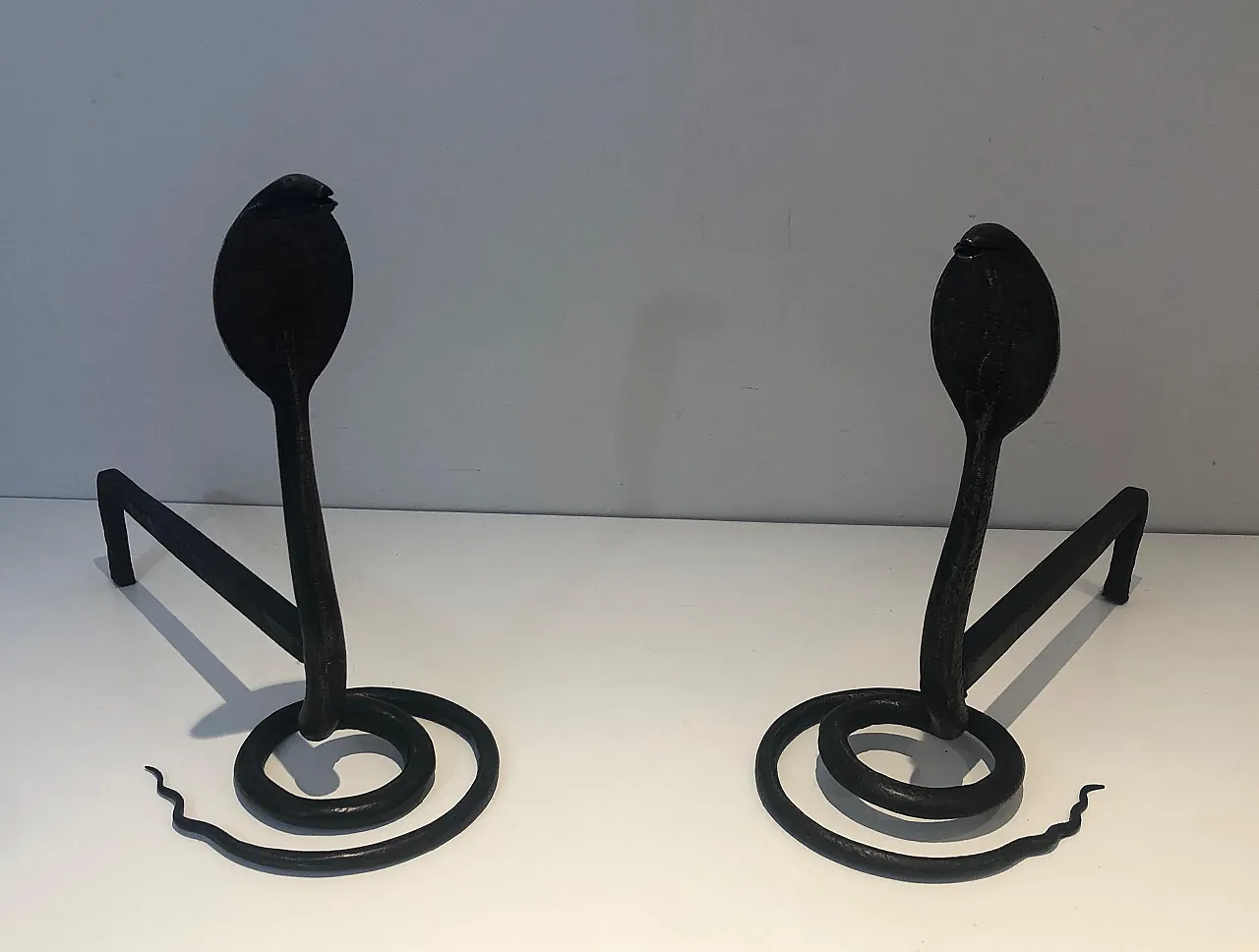Coppia di androni in ferro battuto martellato con cobra, anni '50 10