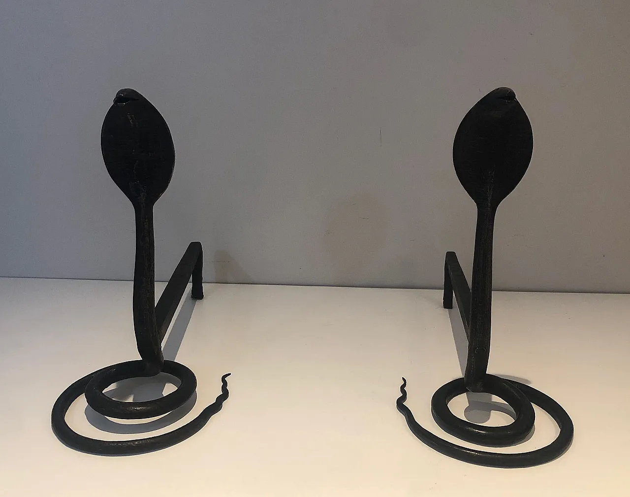 Coppia di androni in ferro battuto martellato con cobra, anni '50 11