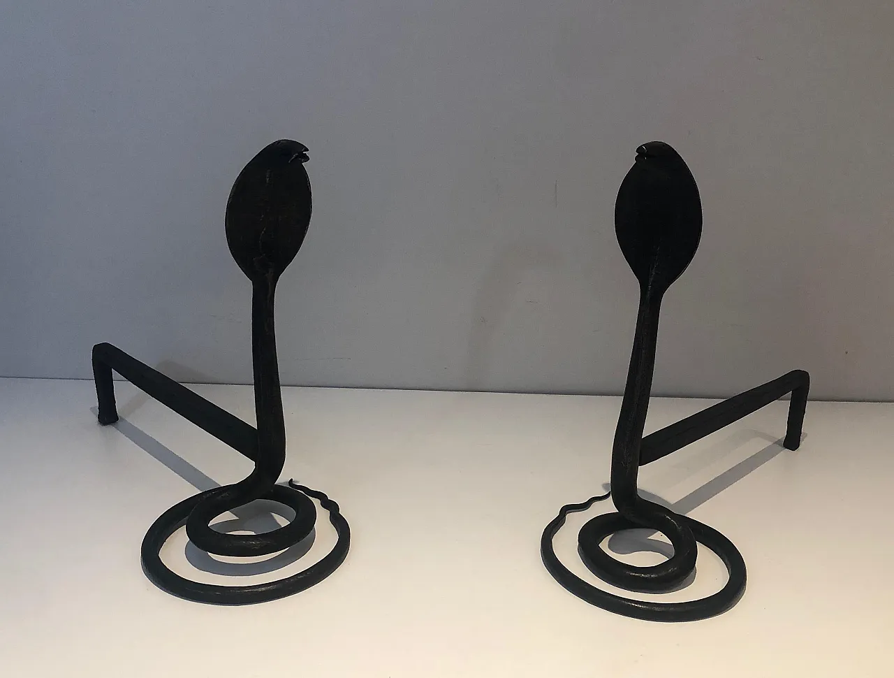 Coppia di androni in ferro battuto martellato con cobra, anni '50 12