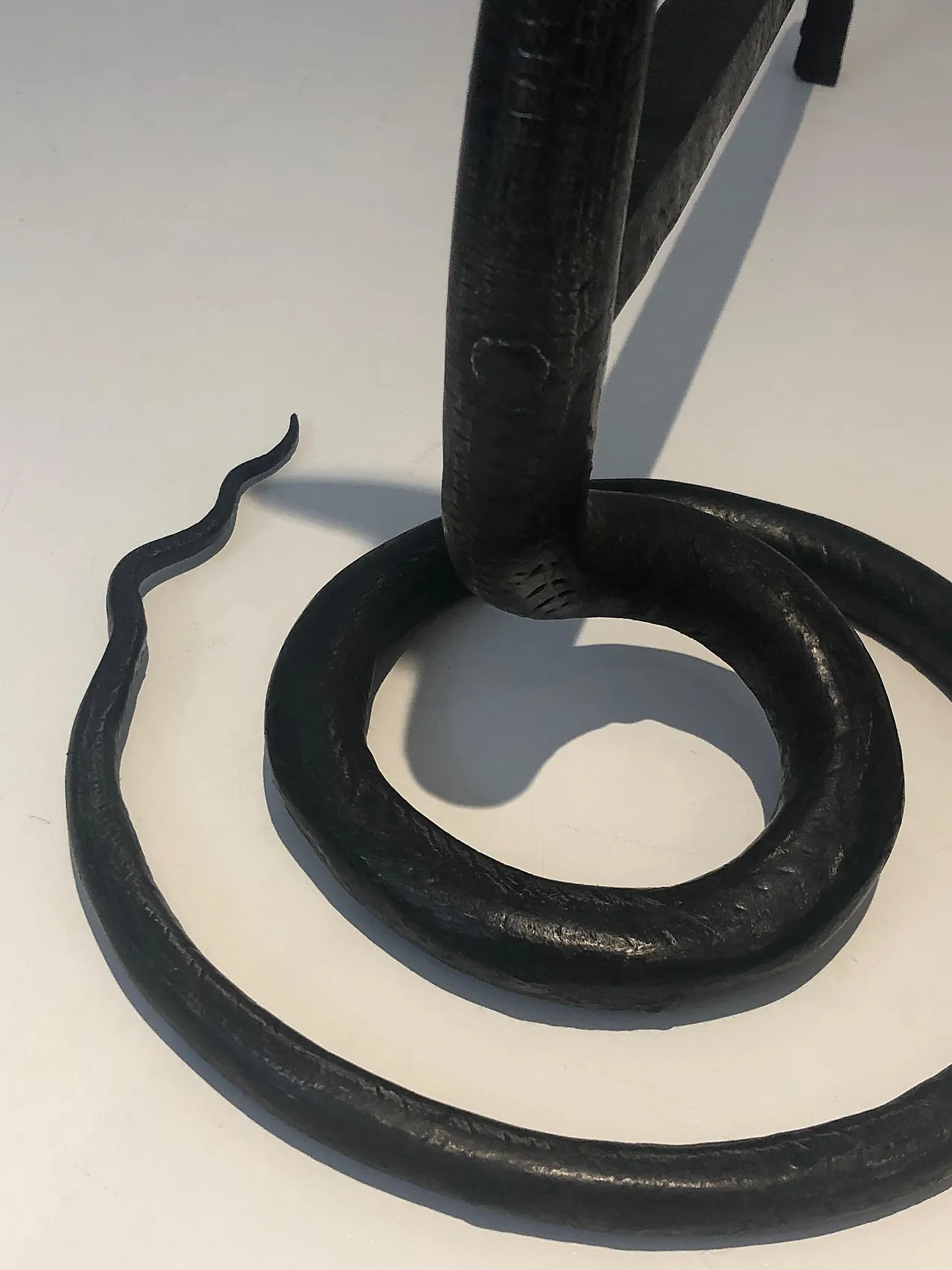 Coppia di androni in ferro battuto martellato con cobra, anni '50 13