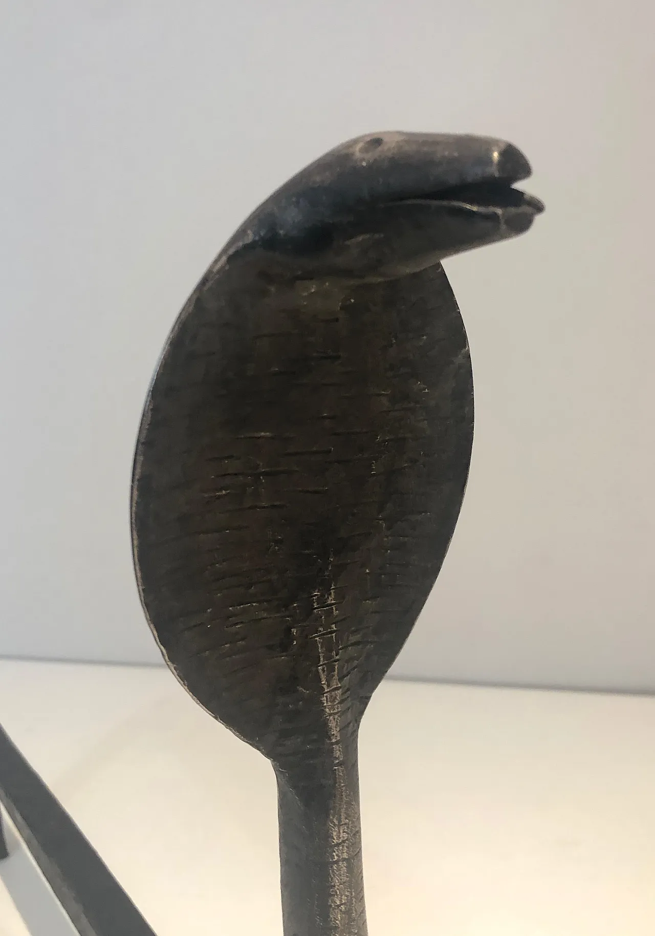 Coppia di androni in ferro battuto martellato con cobra, anni '50 14