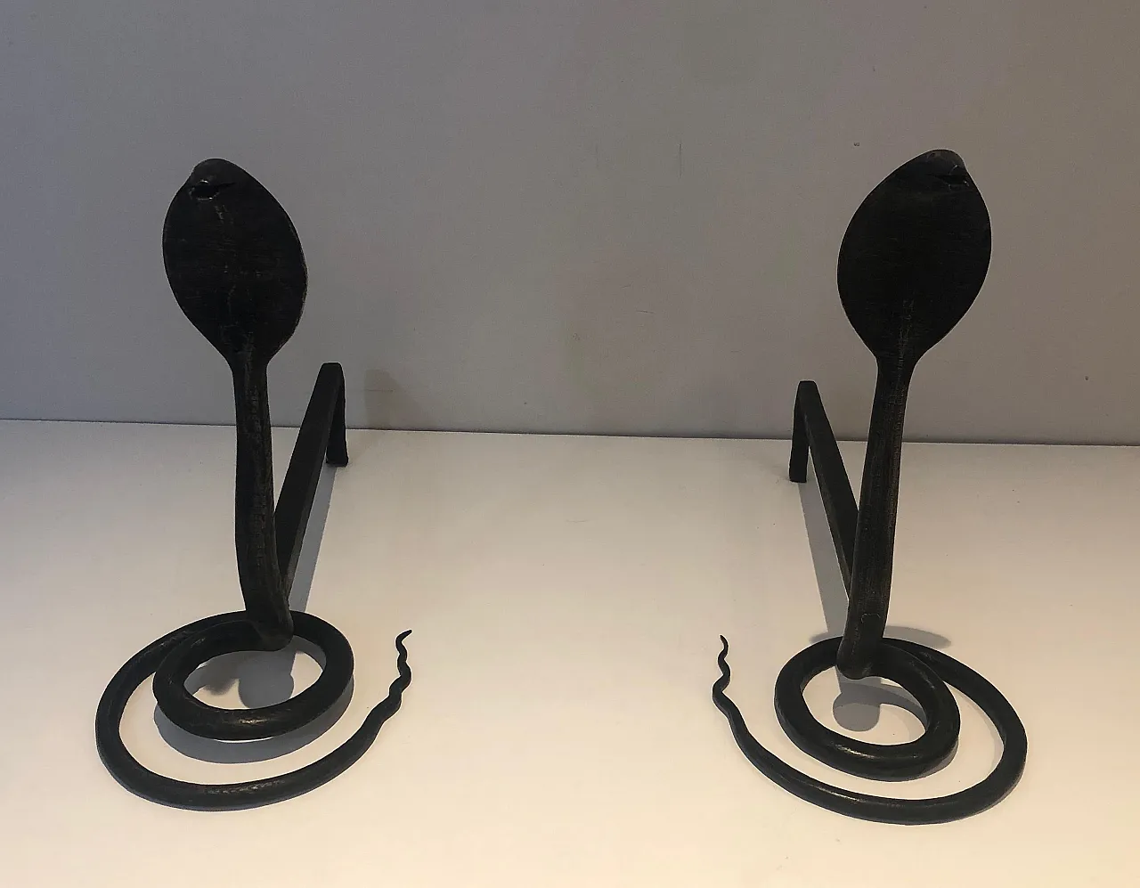 Coppia di androni in ferro battuto martellato con cobra, anni '50 15