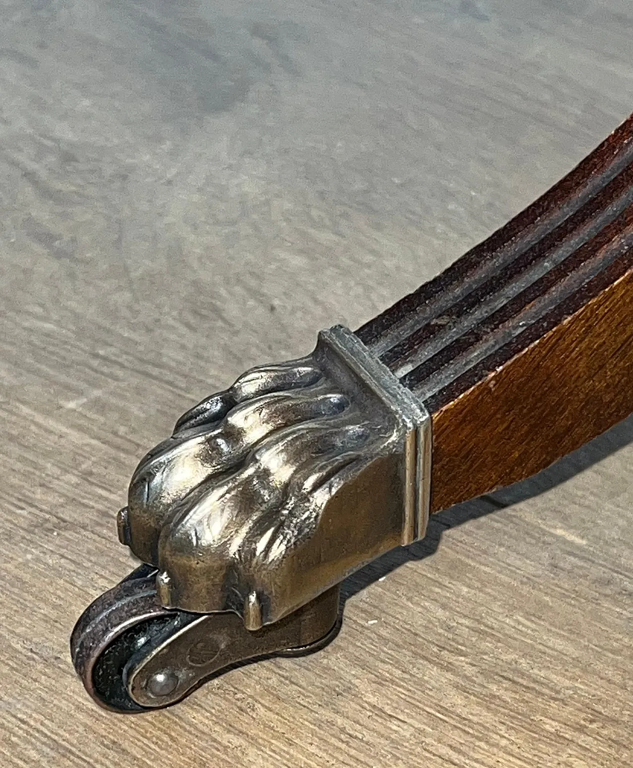 Tavolino in legno con piedi a zampa di bronzo e pelle, anni '40 19