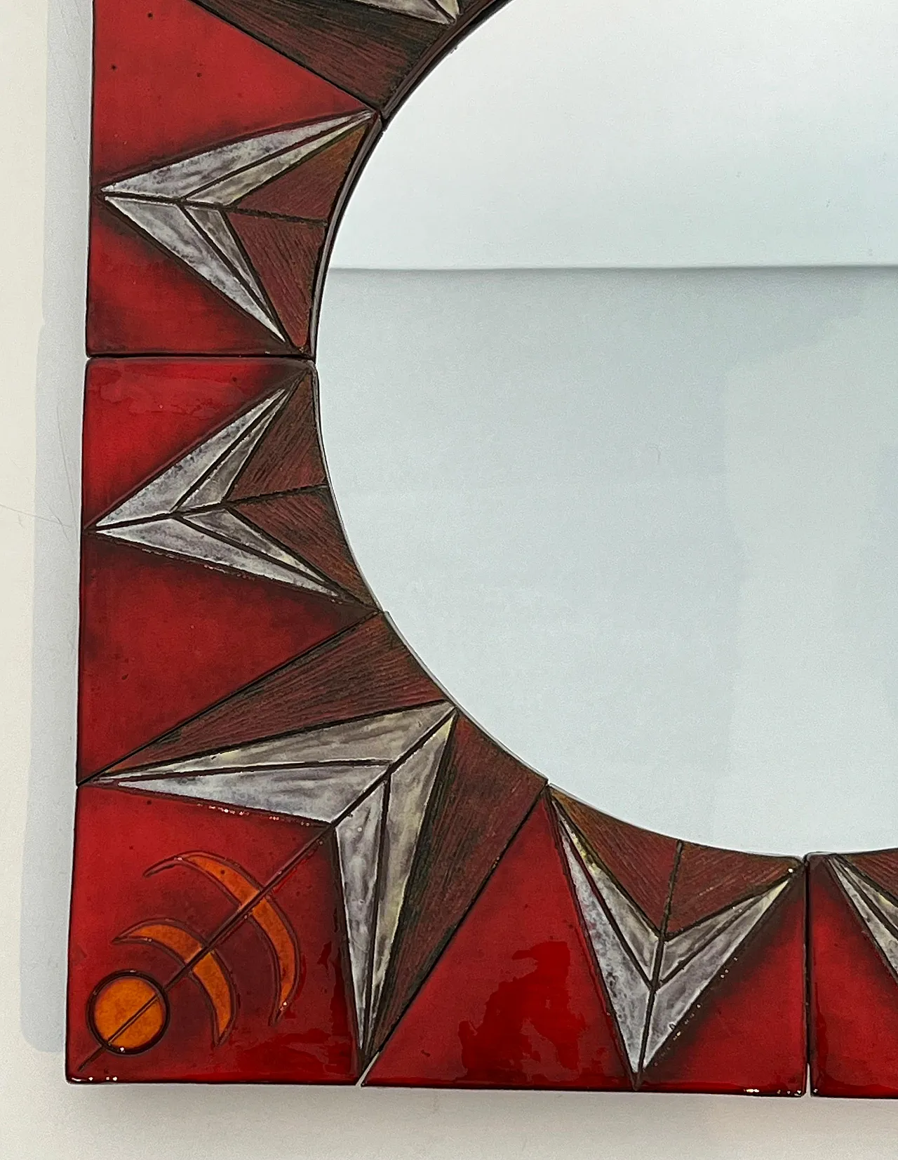 Specchio in ceramica raffigurante un sole stilizzato, anni '60 9