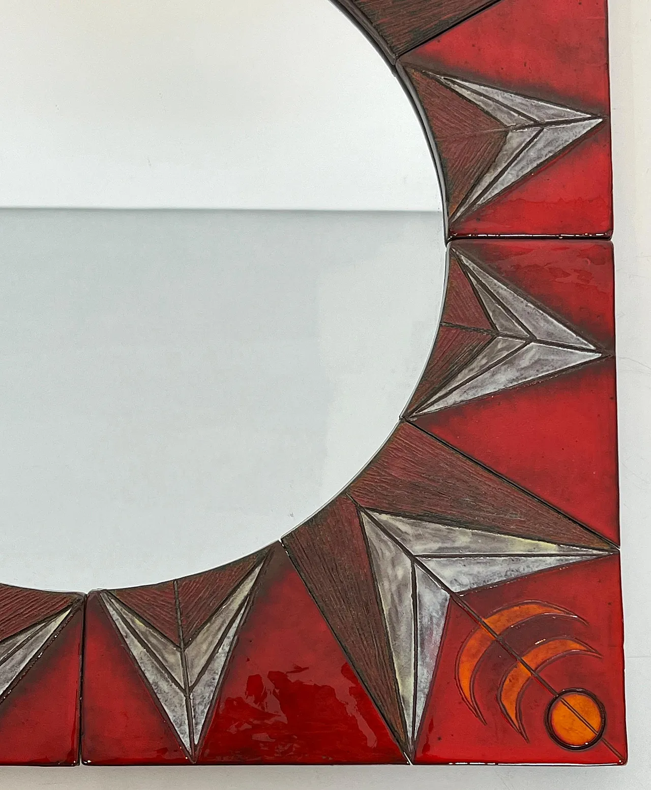 Specchio in ceramica raffigurante un sole stilizzato, anni '60 10