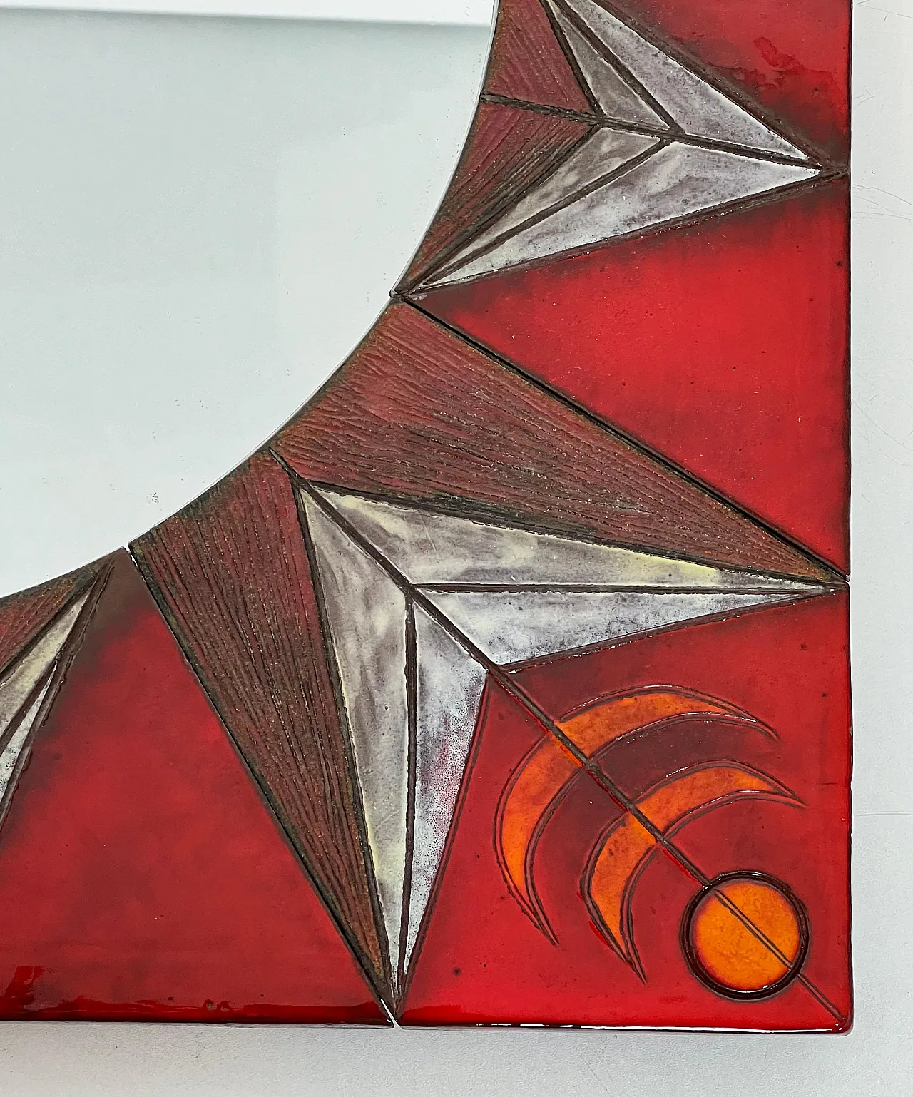 Specchio in ceramica raffigurante un sole stilizzato, anni '60 11