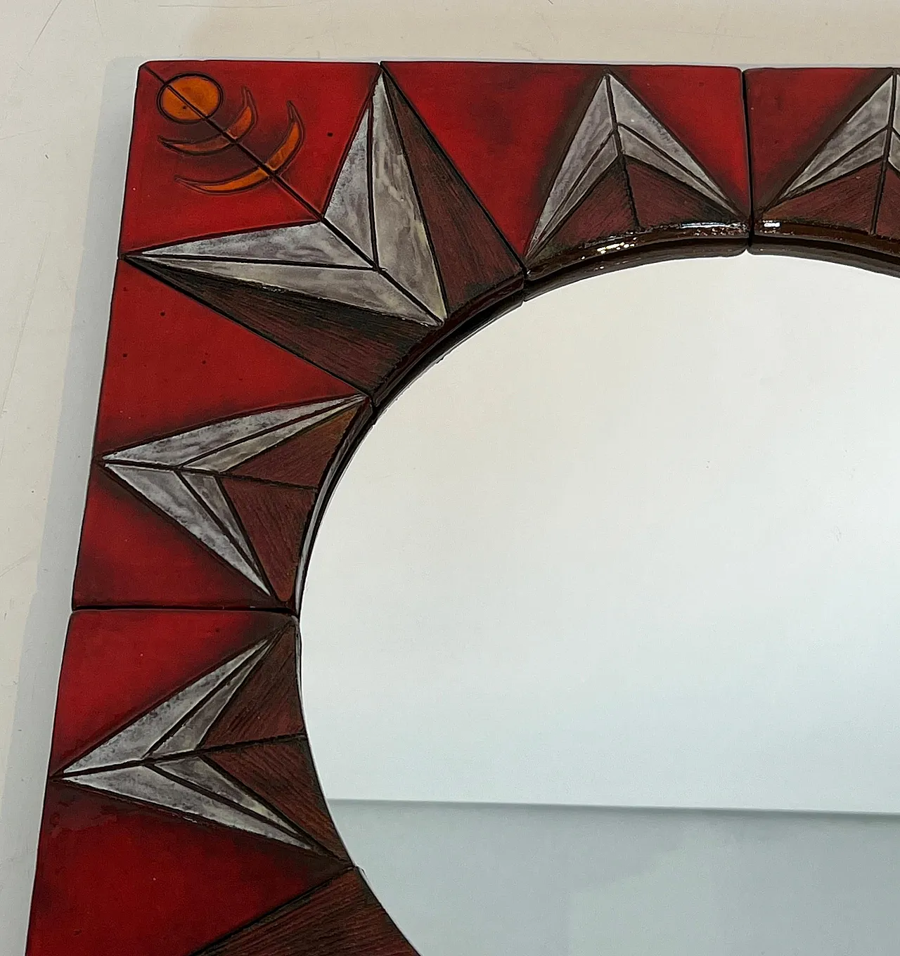 Specchio in ceramica raffigurante un sole stilizzato, anni '60 13
