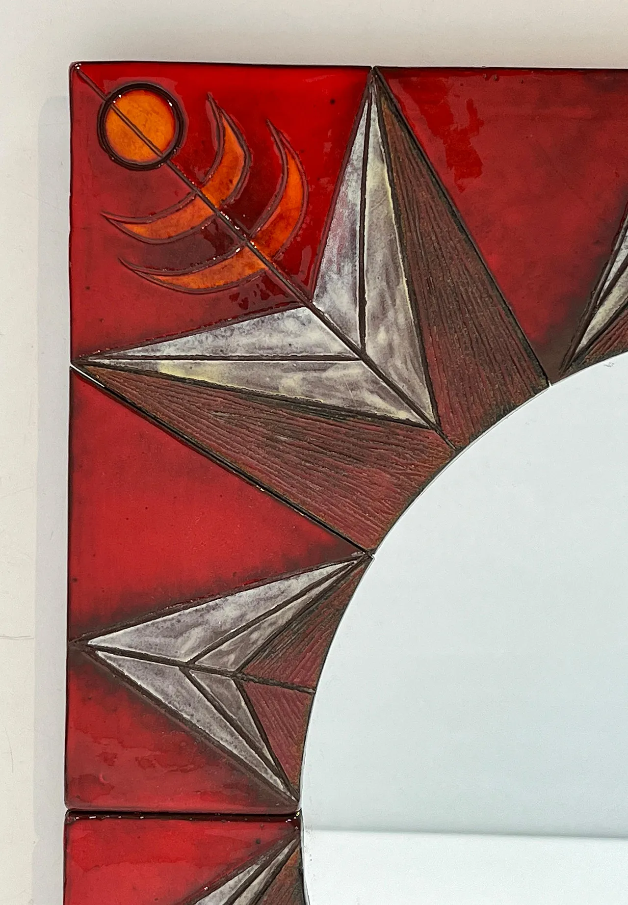 Specchio in ceramica raffigurante un sole stilizzato, anni '60 14
