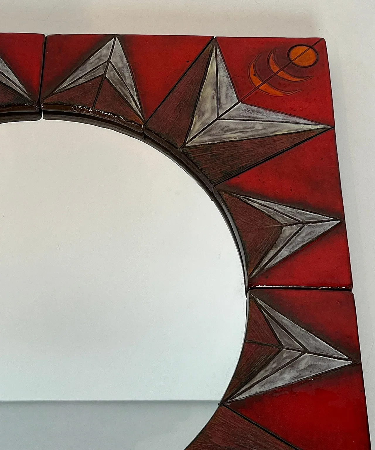 Specchio in ceramica raffigurante un sole stilizzato, anni '60 15