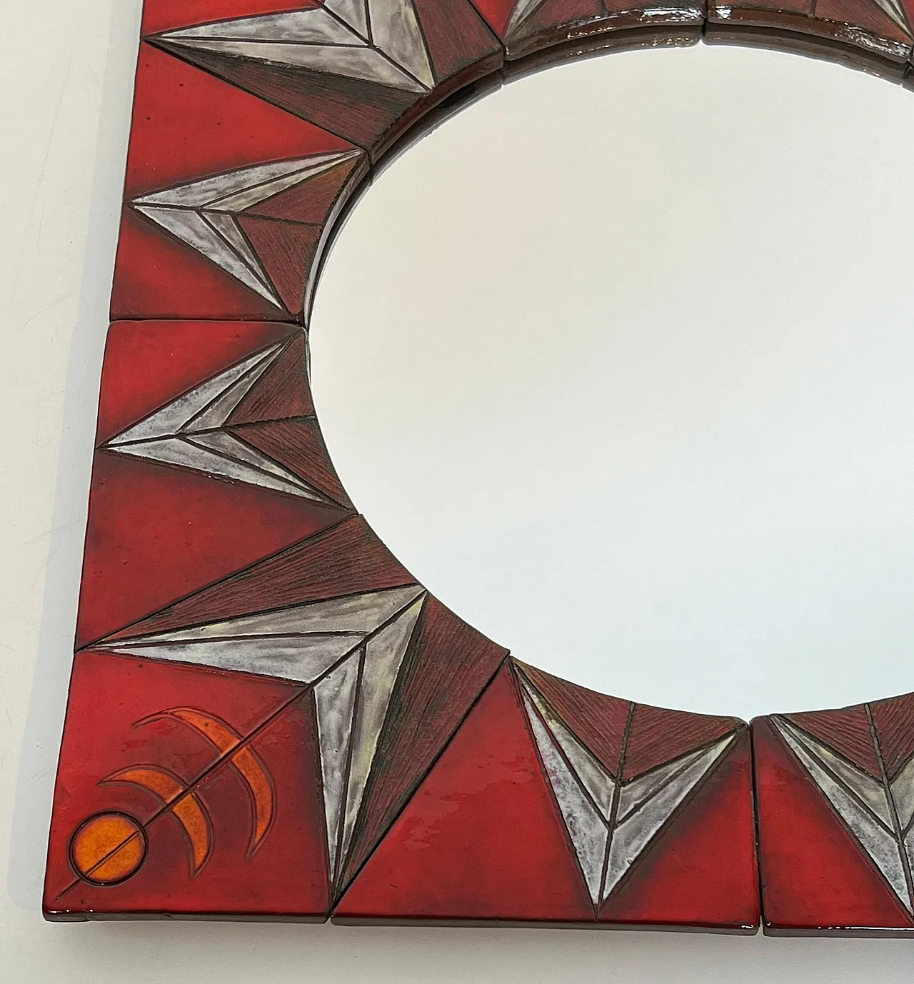 Specchio in ceramica raffigurante un sole stilizzato, anni '60 16
