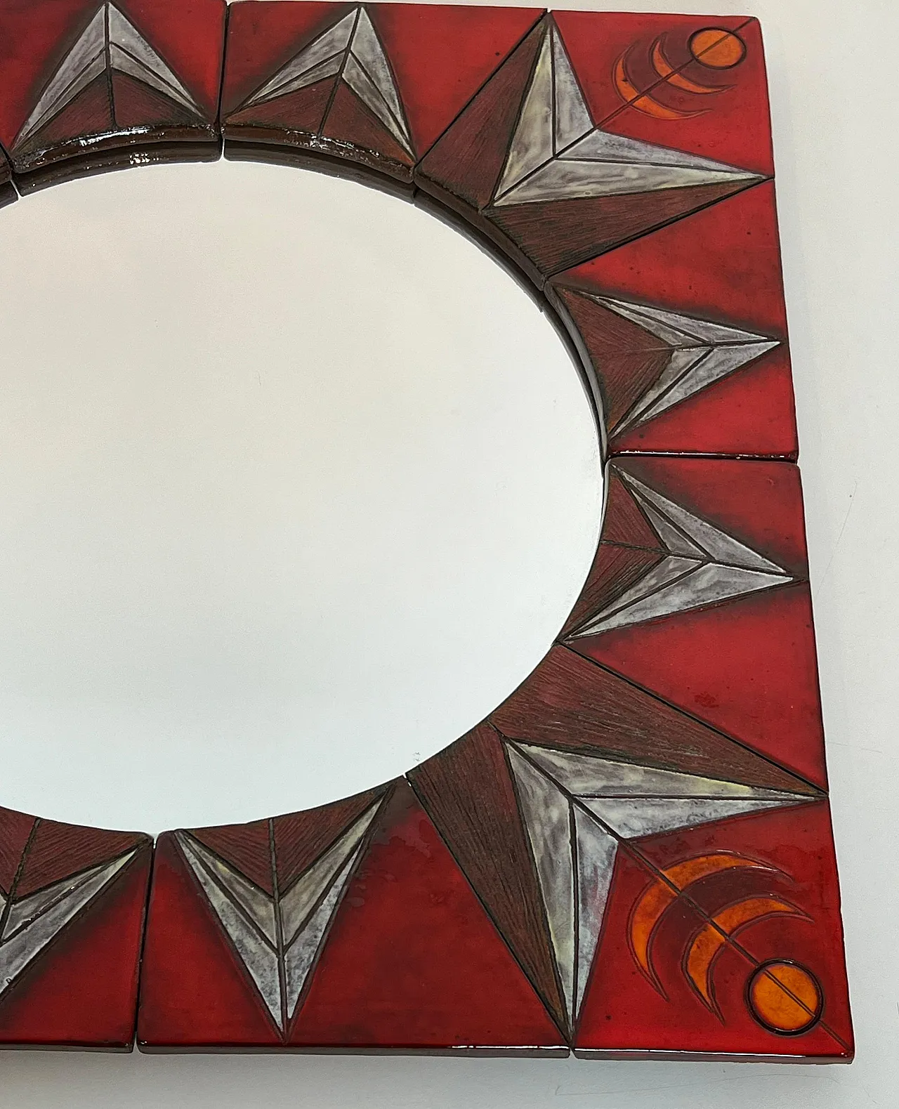 Specchio in ceramica raffigurante un sole stilizzato, anni '60 17