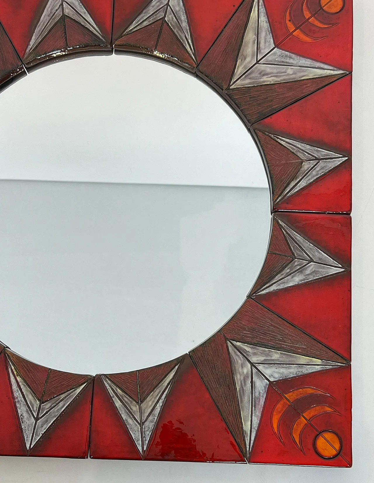 Specchio in ceramica raffigurante un sole stilizzato, anni '60 18