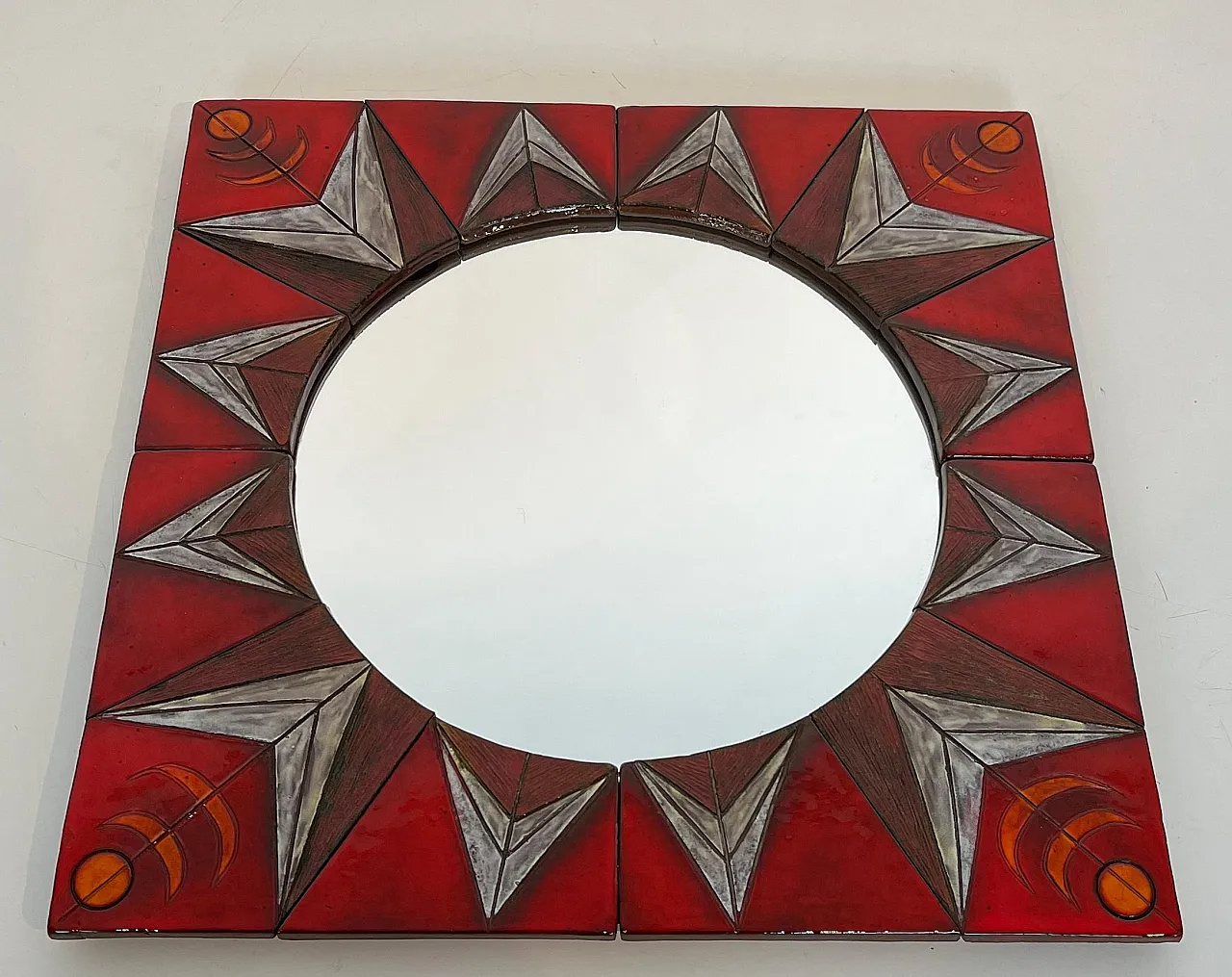 Specchio in ceramica raffigurante un sole stilizzato, anni '60 20