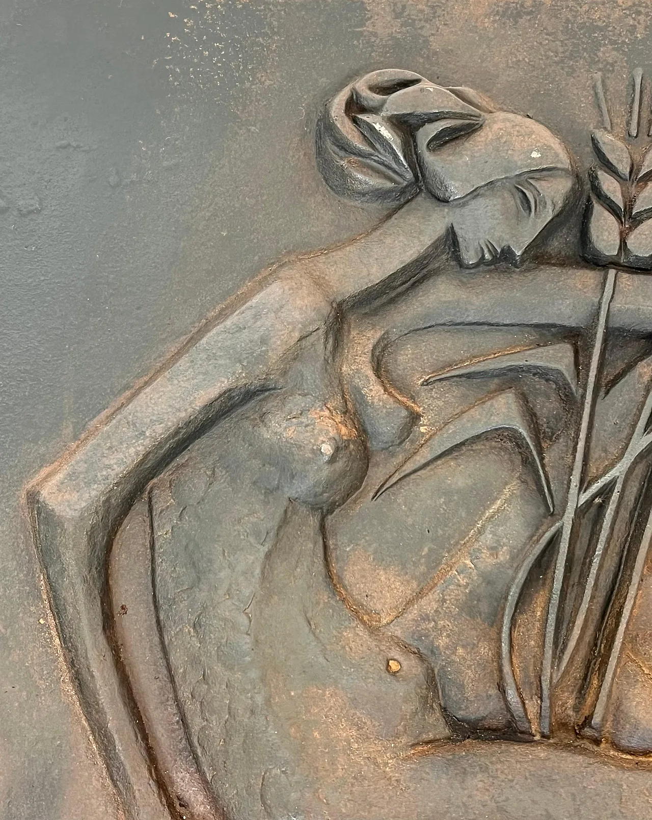 Focolare in ghisa raffigurante una donna, anni '50 4