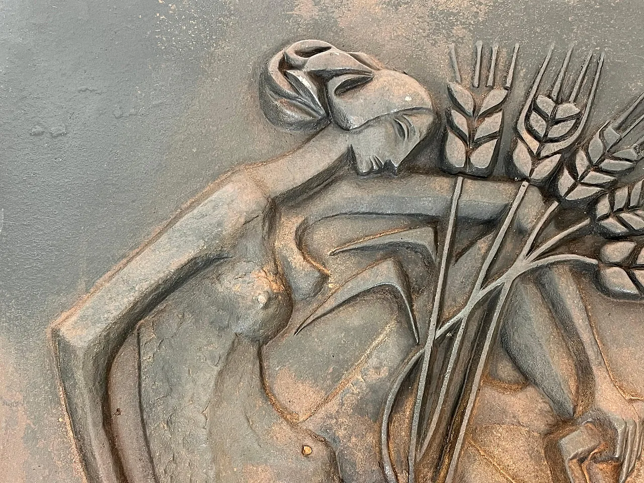 Focolare in ghisa raffigurante una donna, anni '50 5