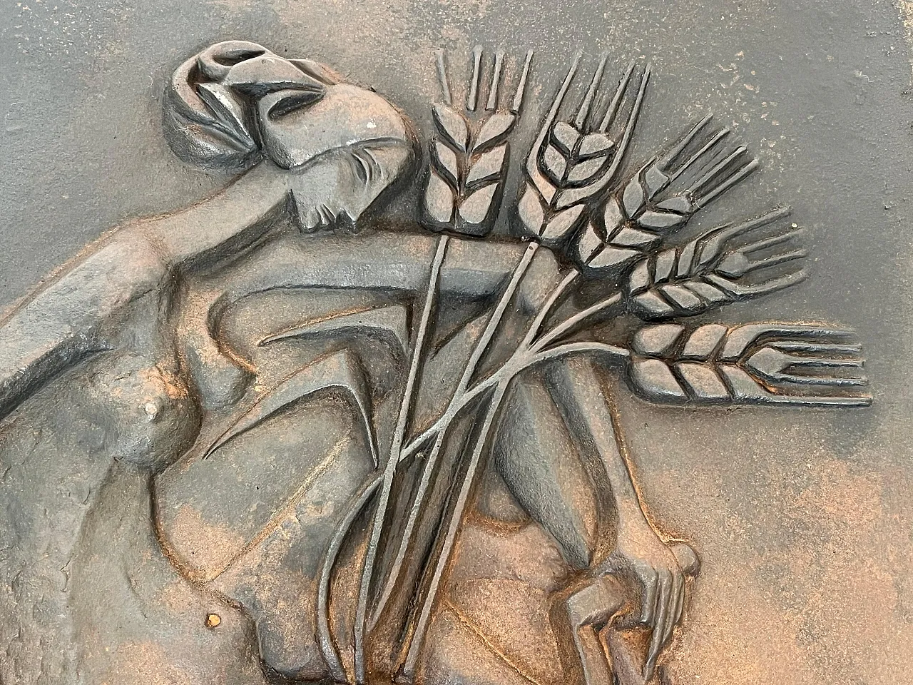 Focolare in ghisa raffigurante una donna, anni '50 6