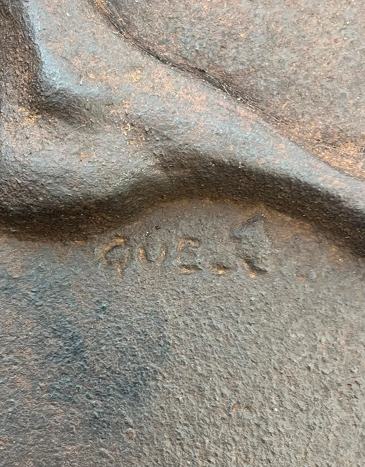 Focolare in ghisa raffigurante una donna, anni '50 11