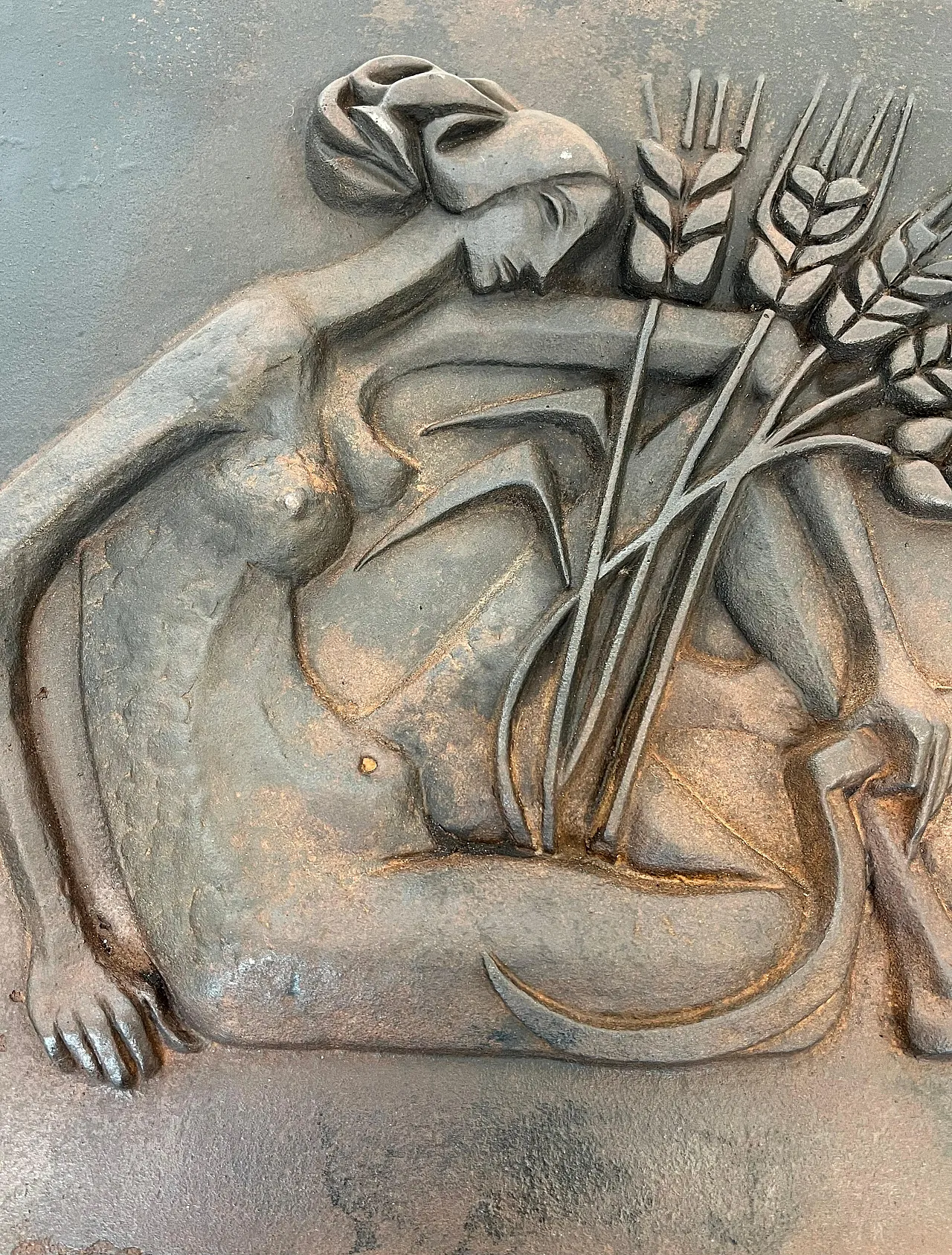 Focolare in ghisa raffigurante una donna, anni '50 13