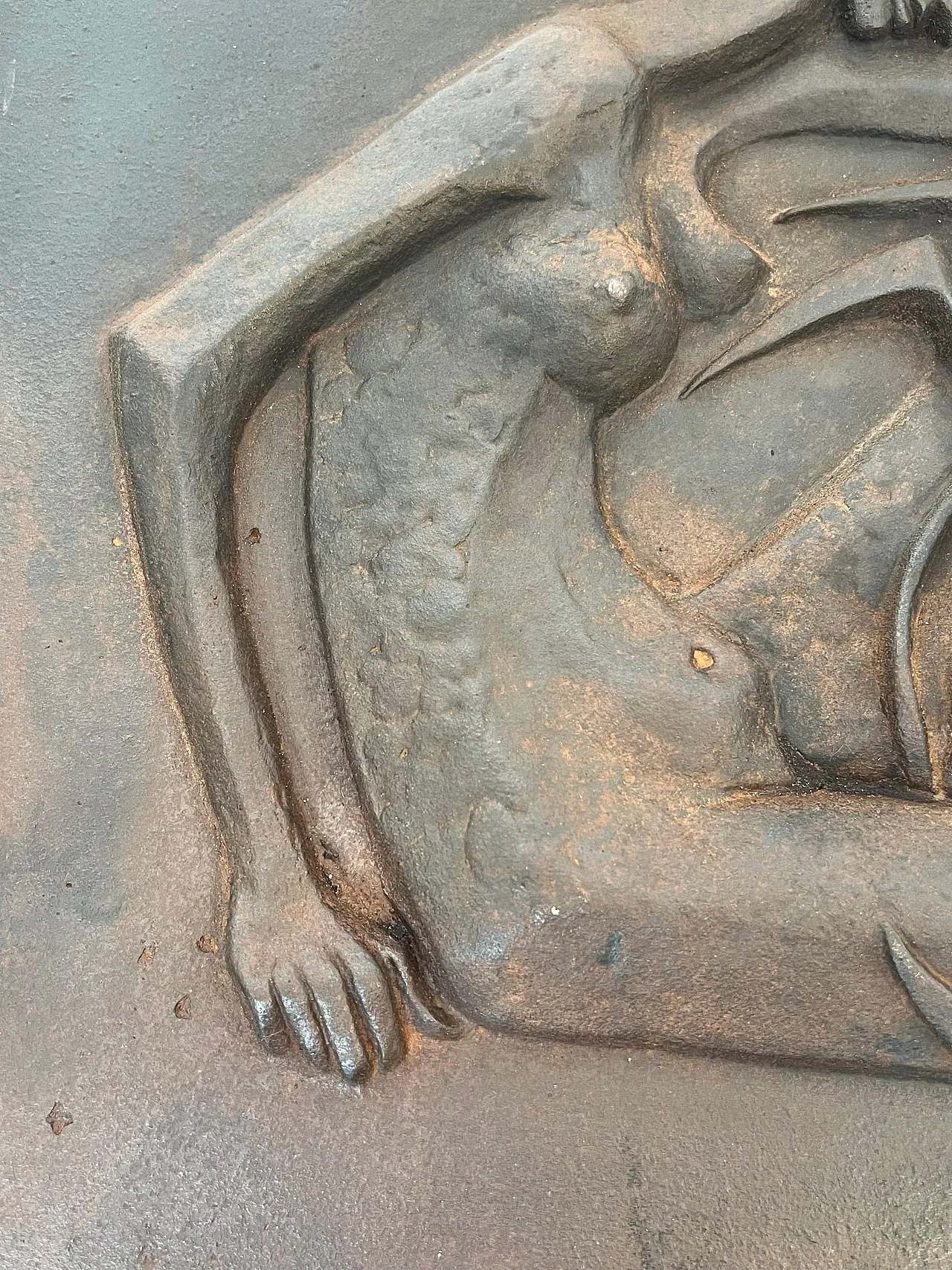 Focolare in ghisa raffigurante una donna, anni '50 14