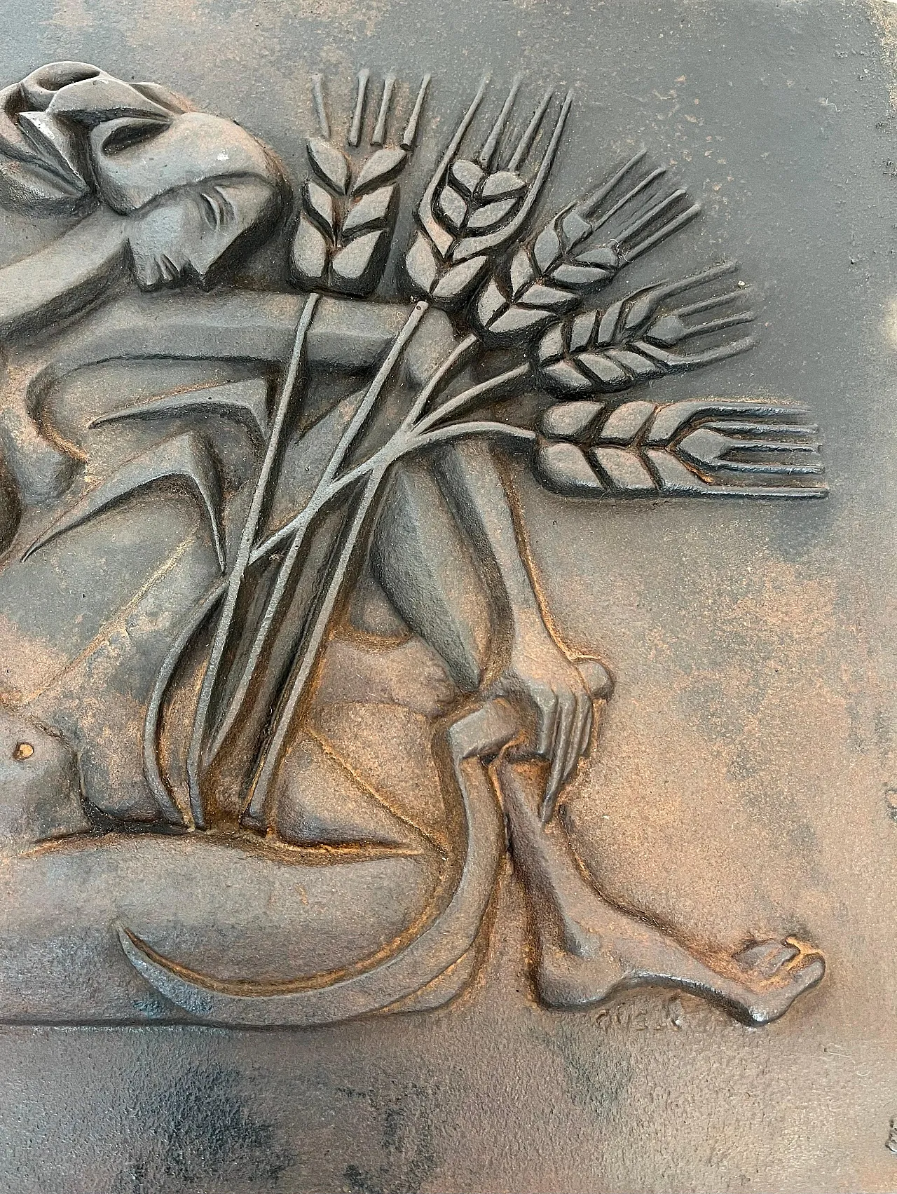 Focolare in ghisa raffigurante una donna, anni '50 15