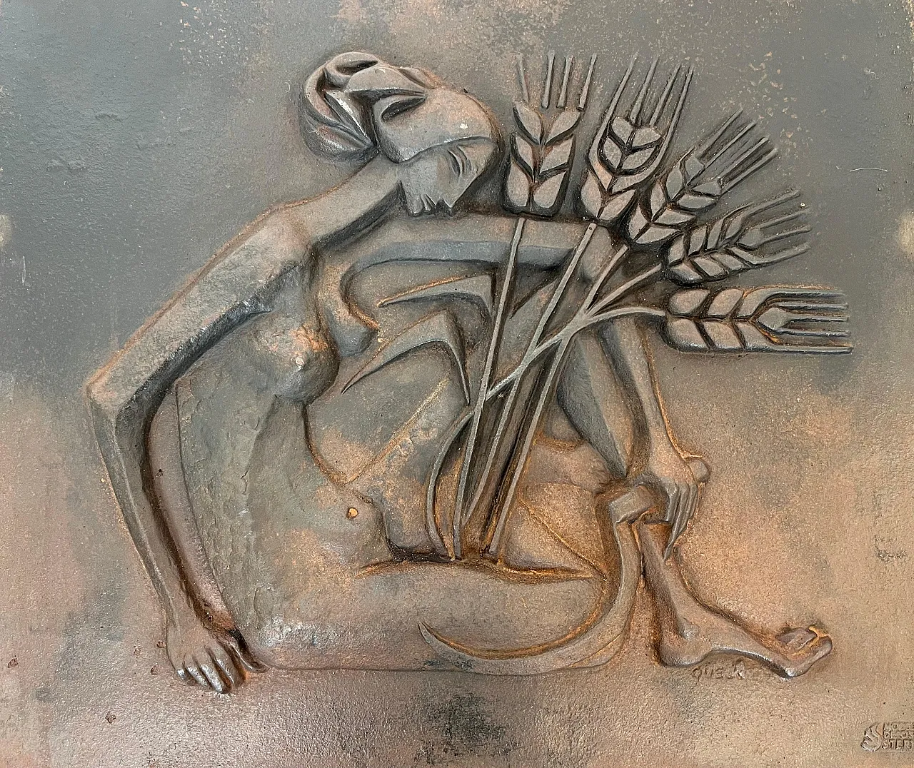 Focolare in ghisa raffigurante una donna, anni '50 16