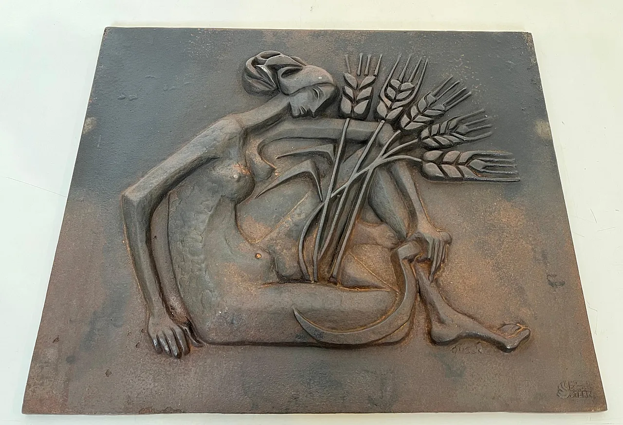 Focolare in ghisa raffigurante una donna, anni '50 17