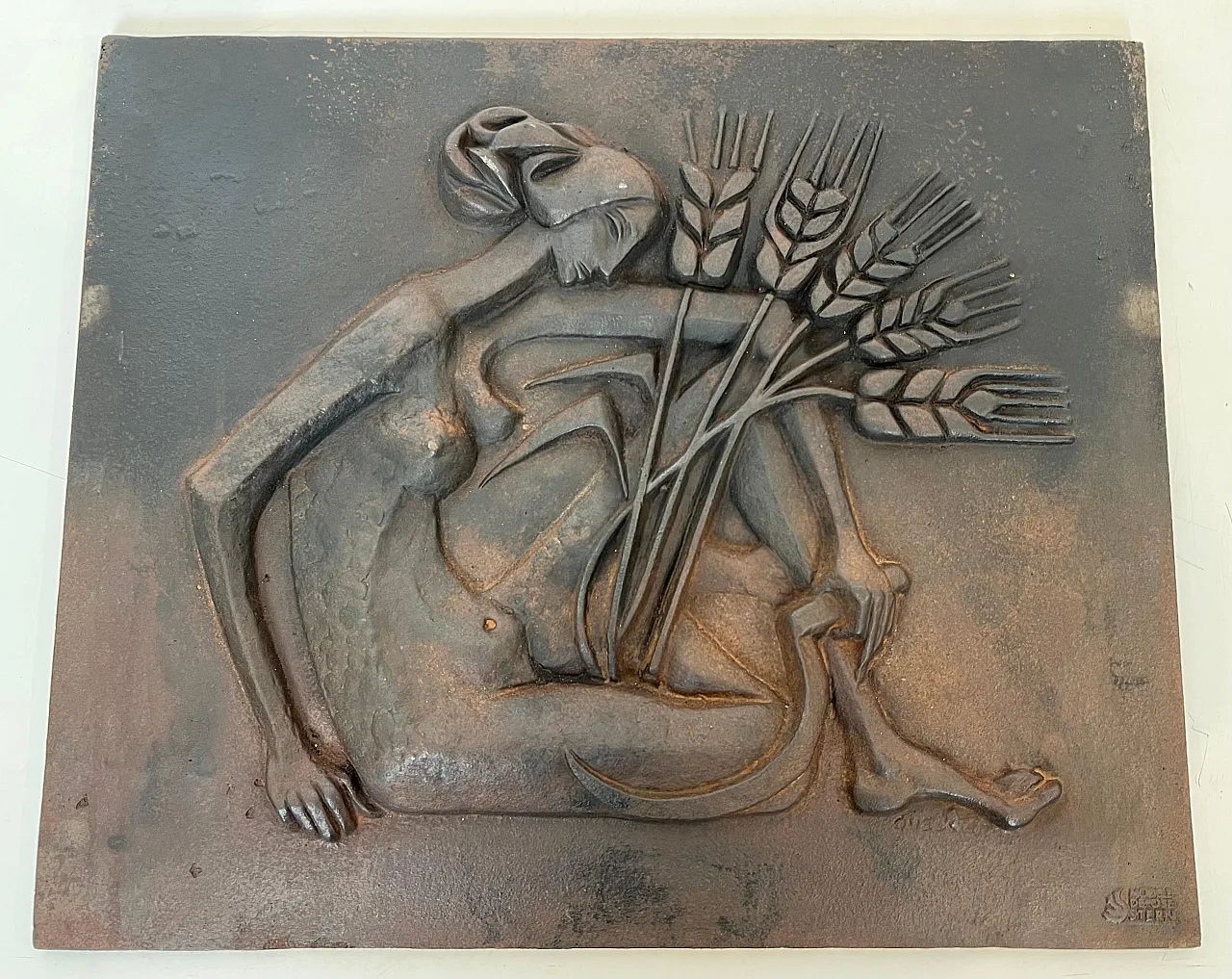 Focolare in ghisa raffigurante una donna, anni '50 18