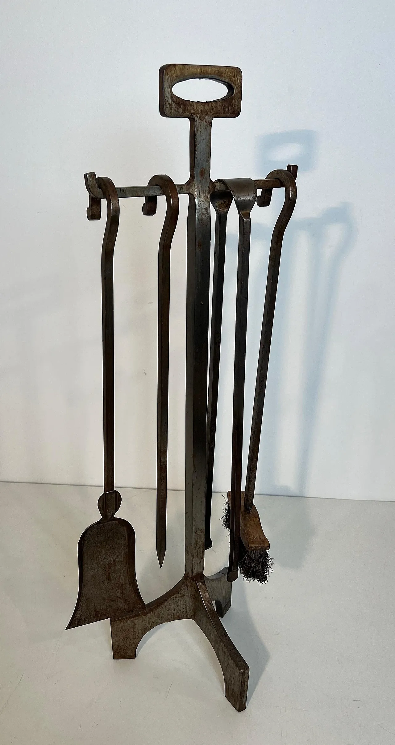 Modernist steel fireplace tools on stand, 1970s 18