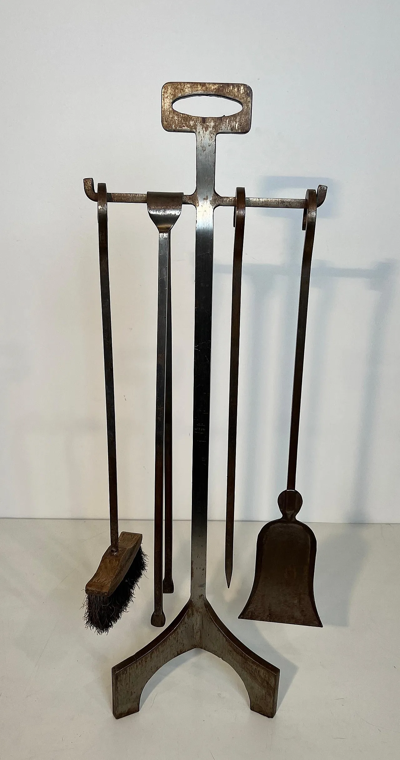 Modernist steel fireplace tools on stand, 1970s 19