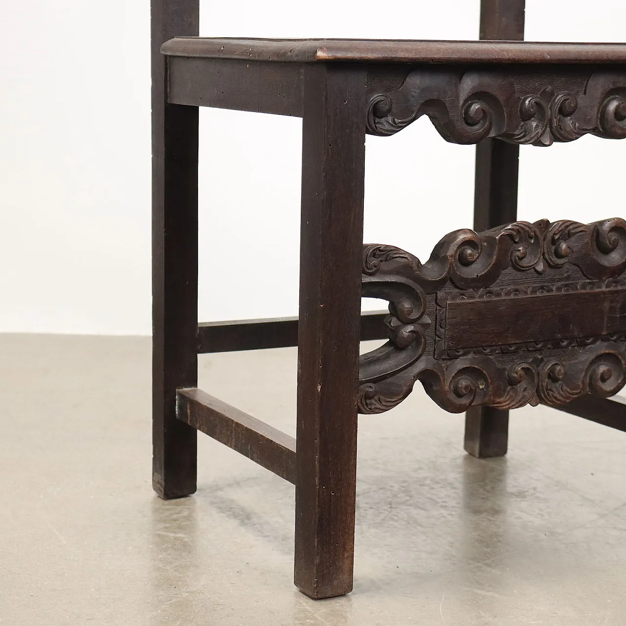 6 Baroque-style walnut chairs, 19th century 7