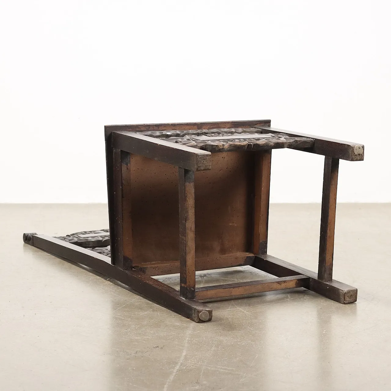 6 Baroque-style walnut chairs, 19th century 9