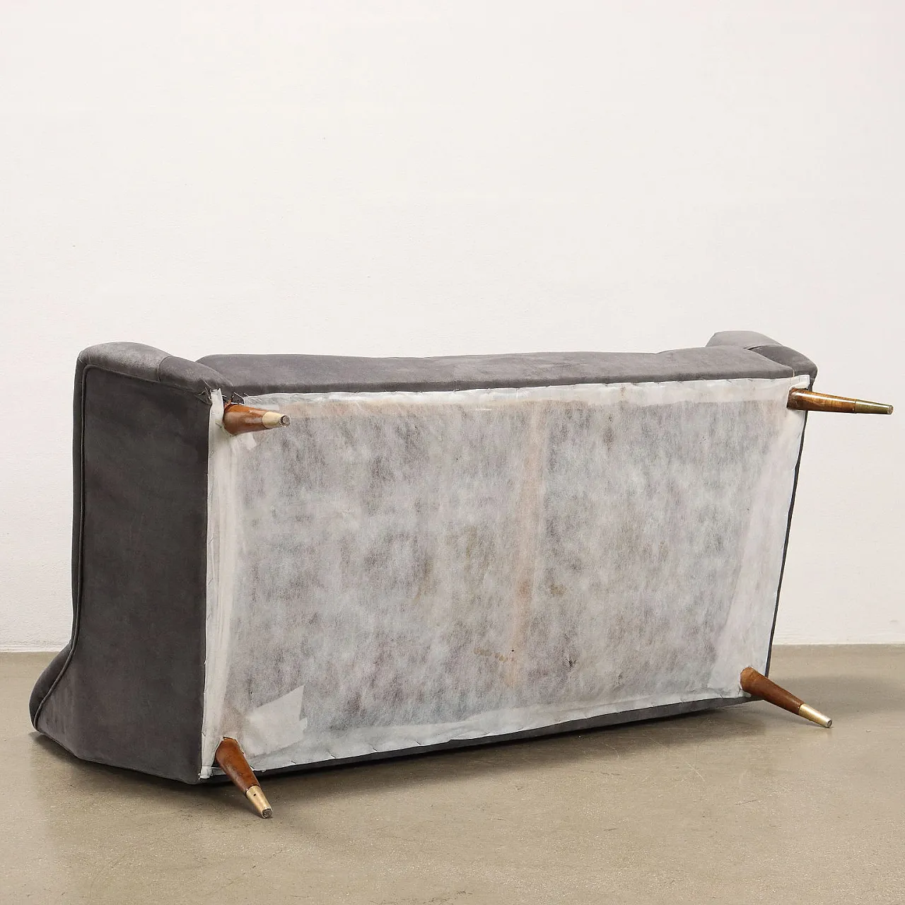 Fabric sofa with wooden legs and brass finial, 1950s 9