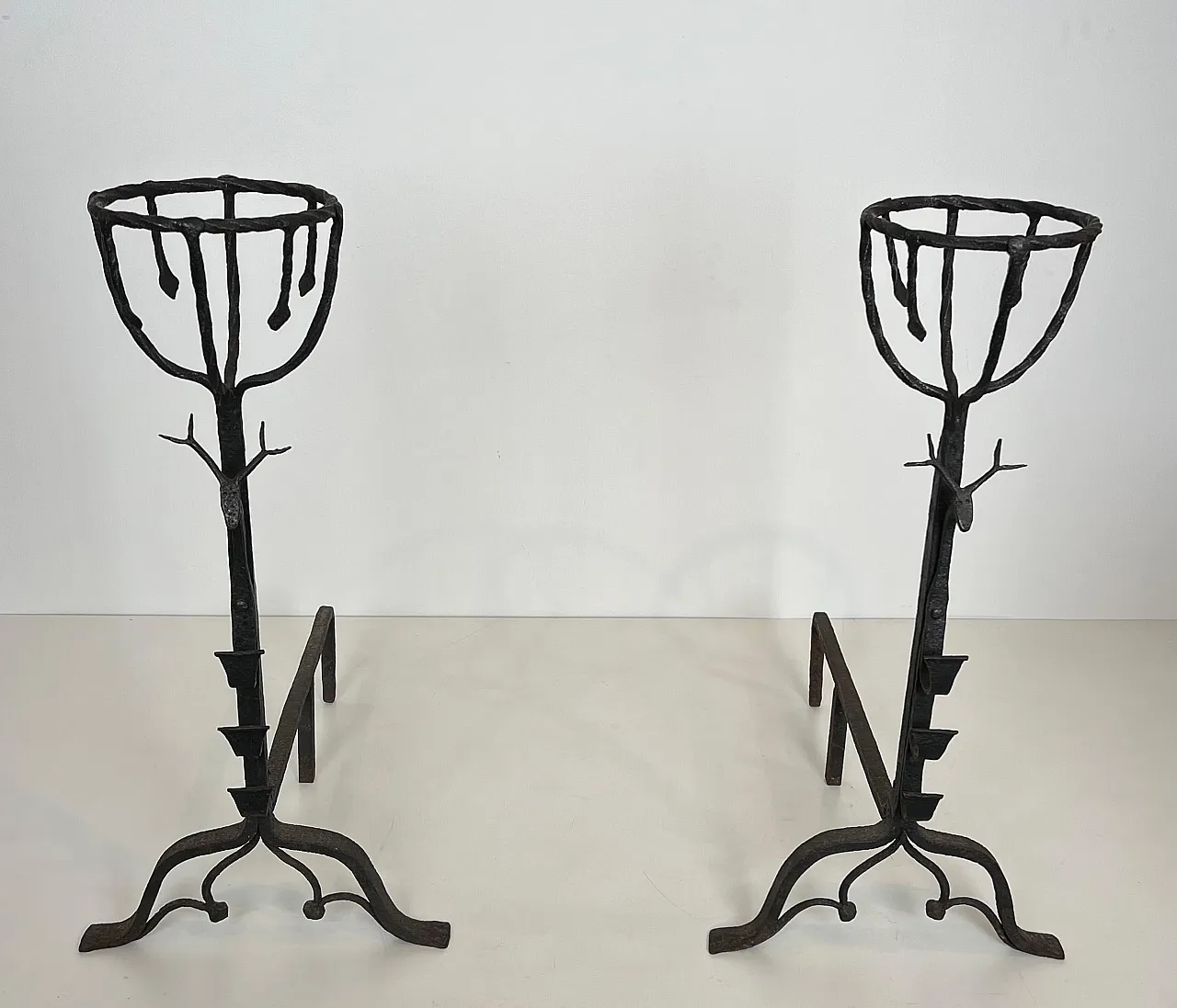 Coppia di androni Landiers in ferro battuto con teste di cervo, '800 3