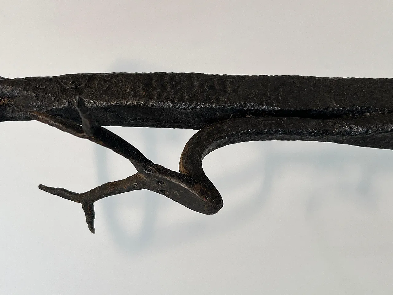 Coppia di androni Landiers in ferro battuto con teste di cervo, '800 10