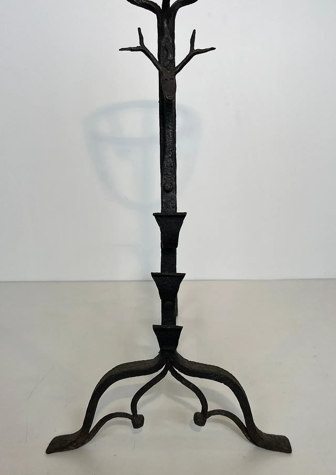 Coppia di androni Landiers in ferro battuto con teste di cervo, '800 14