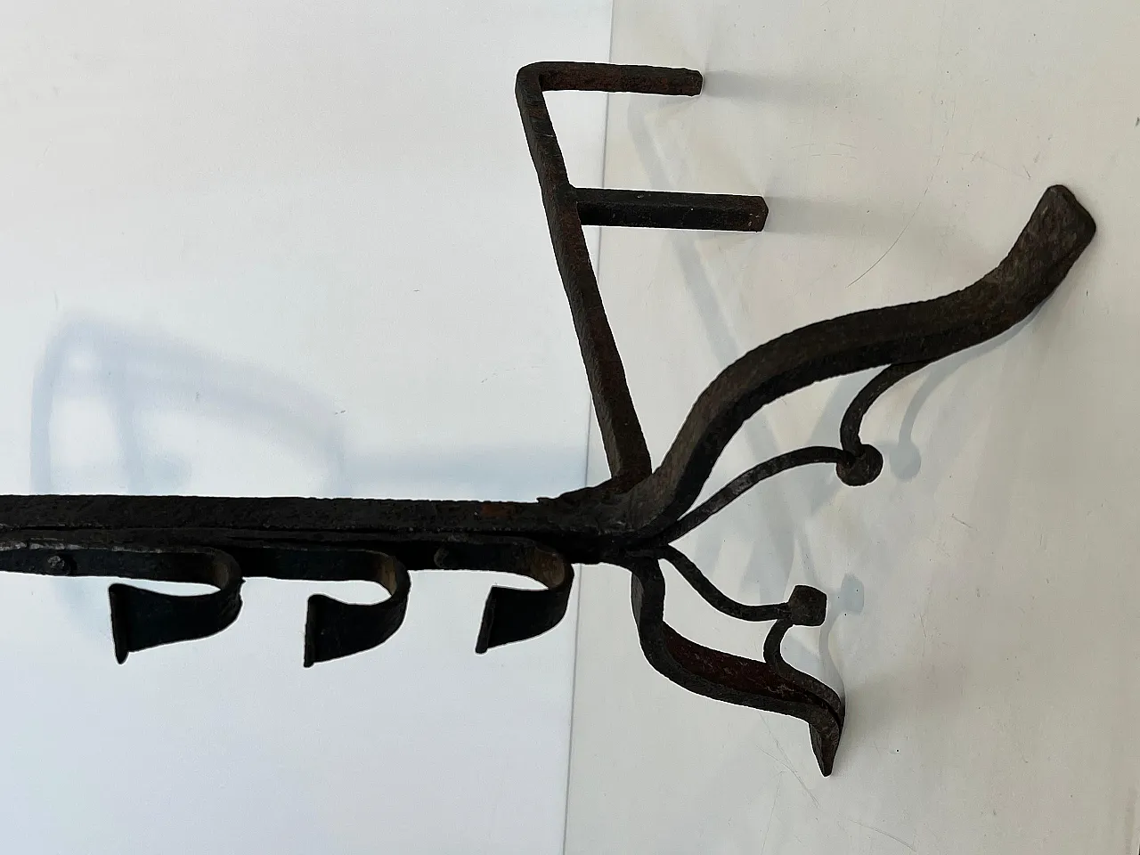 Coppia di androni Landiers in ferro battuto con teste di cervo, '800 15