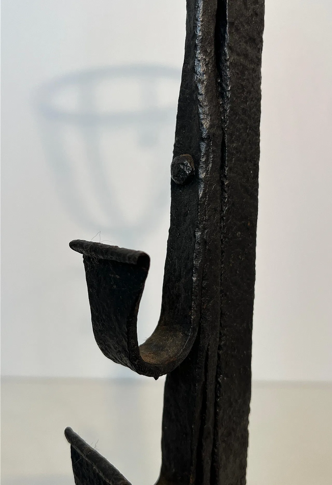 Coppia di androni Landiers in ferro battuto con teste di cervo, '800 16