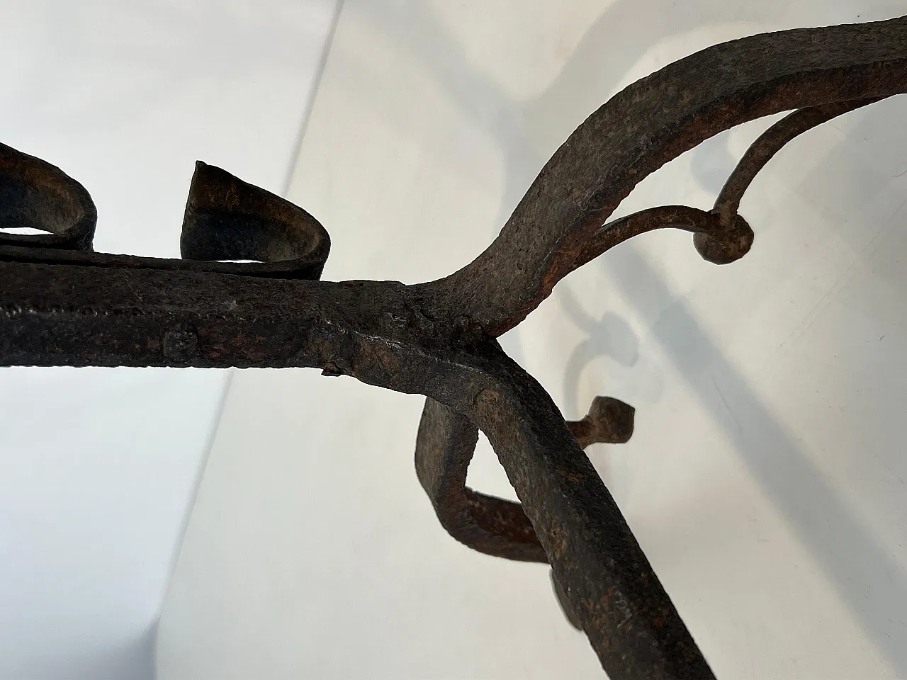 Coppia di androni Landiers in ferro battuto con teste di cervo, '800 17