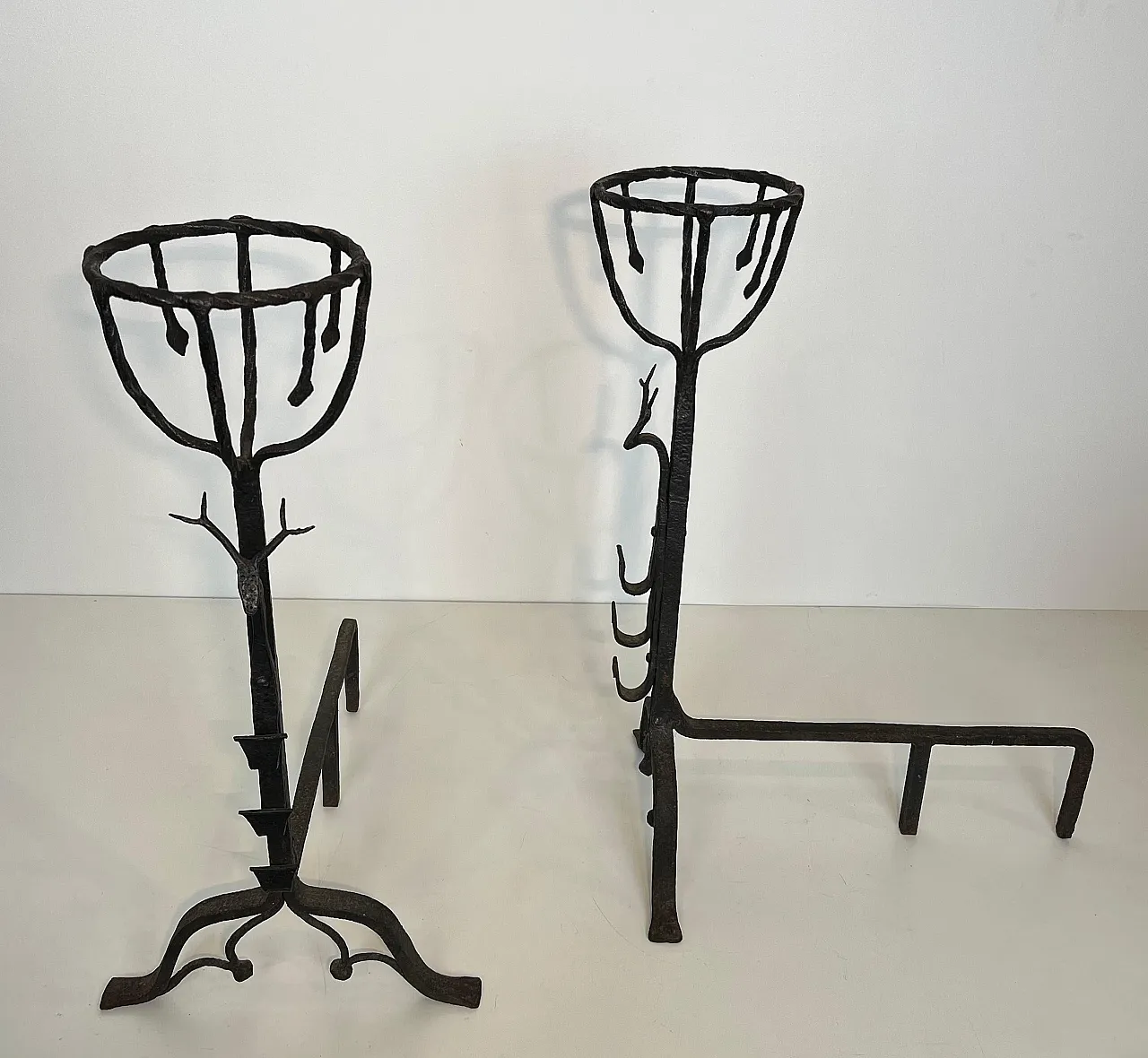 Coppia di androni Landiers in ferro battuto con teste di cervo, '800 18