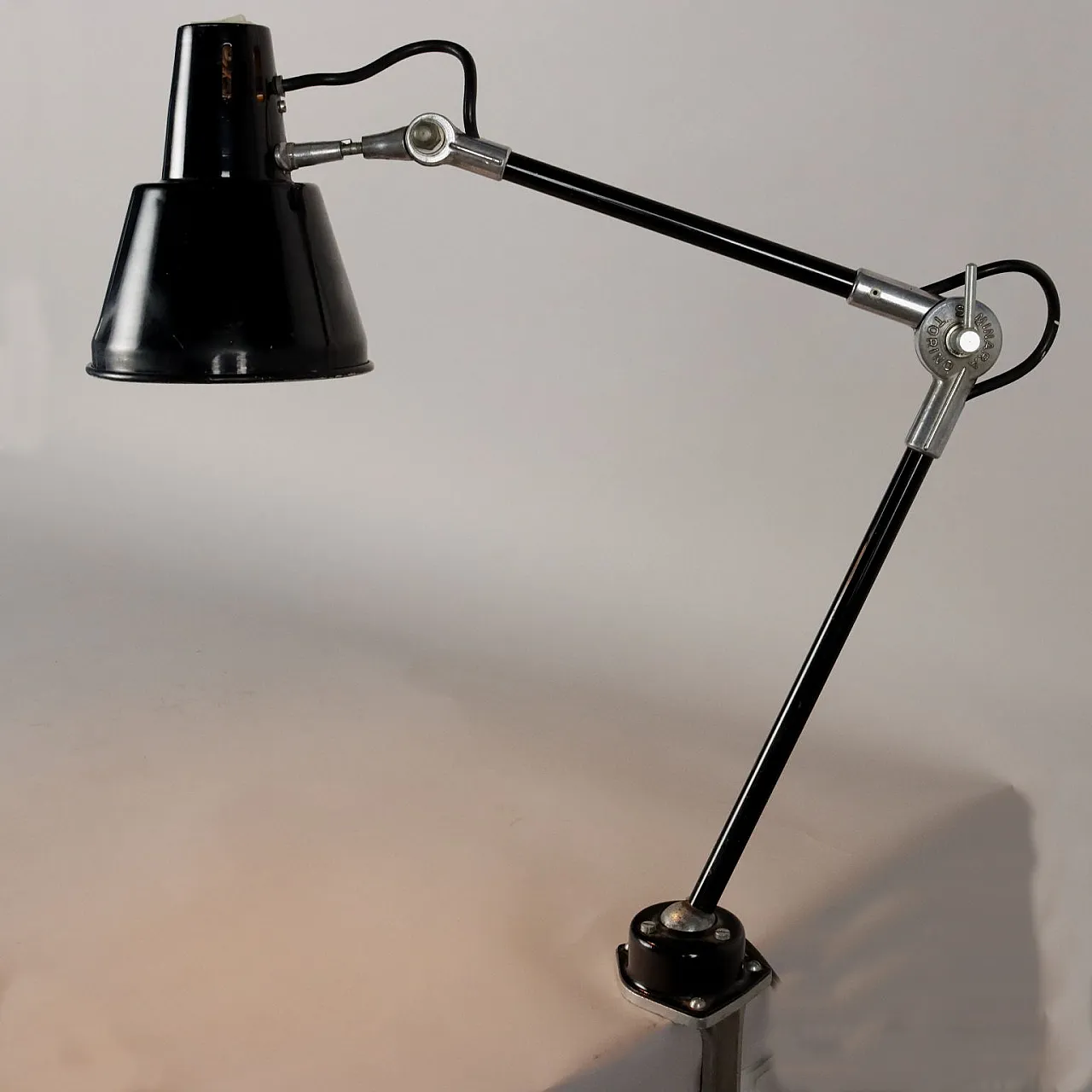 Lampada da tavolo in metallo nero smaltato di Seminara, anni '60 1