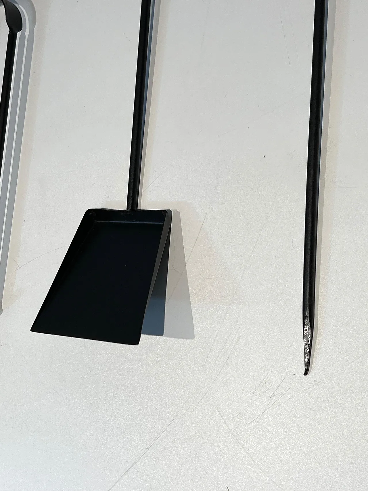 Lacquered metal and brass fireplace tools, 1970s 8