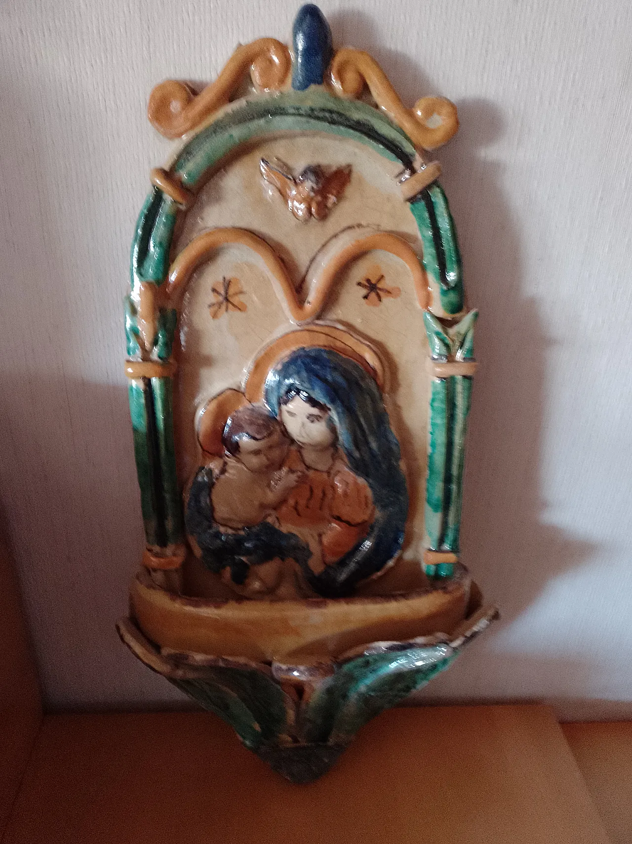 Acquasantiera in ceramica smaltata di Burgio, 2000 2