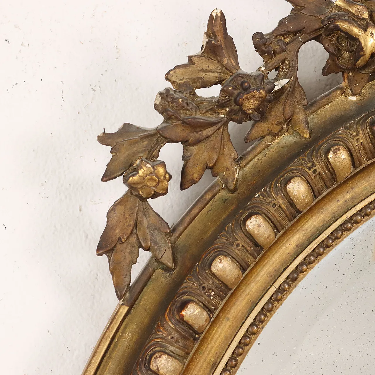 Oval mirror with gilded frame and curl and leaf motifs 4