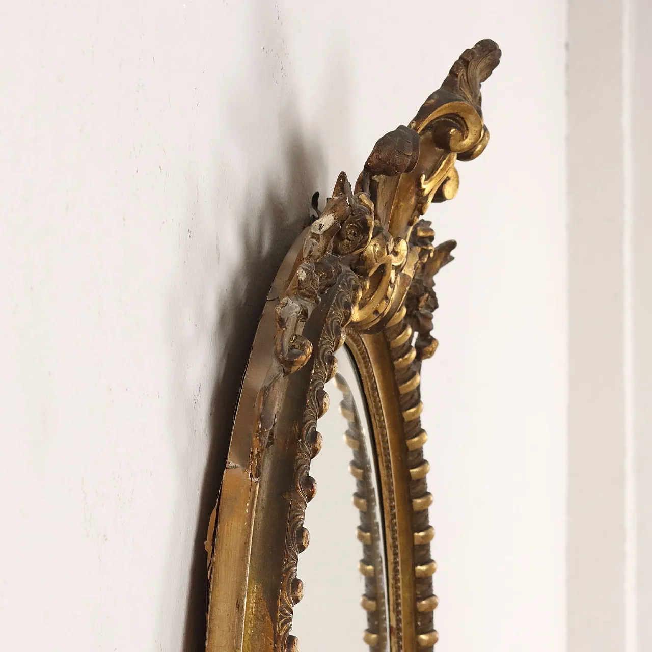 Oval mirror with gilded frame and curl and leaf motifs 8